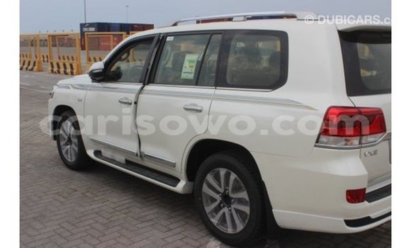 Acheter Import Voiture Toyota Land Cruiser Blanc à Import - Dubai, Benin Acheter Import Voiture Toyota Land Cruiser Blanc à Import - Dubai, Benin