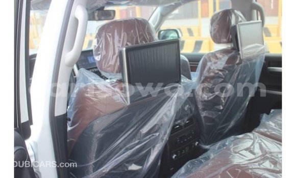 Acheter Import Voiture Toyota Land Cruiser Blanc à Import - Dubai, Benin Acheter Import Voiture Toyota Land Cruiser Blanc à Import - Dubai, Benin