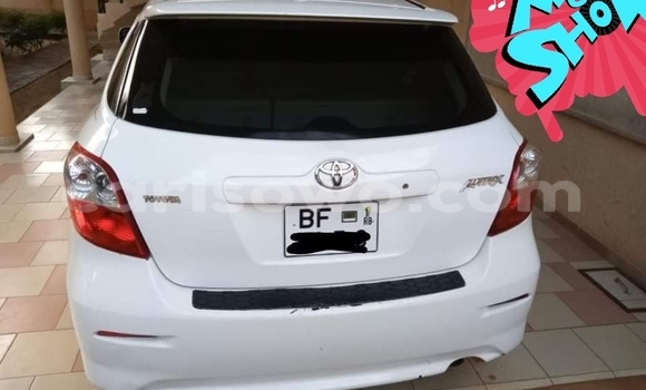 Sayi Na hannu Toyota Matrix White Mota in Cotonou a Benin Sayi Na hannu Toyota Matrix White Mota in Cotonou a Benin