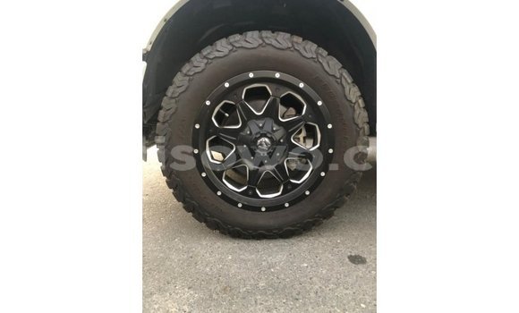 Acheter Import Voiture Ford V8 Blanc à Import - Dubai, Benin Acheter Import Voiture Ford V8 Blanc à Import - Dubai, Benin