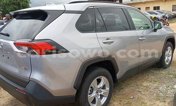 Sayi Imported Toyota RAV4 Azurfa Mota in Cotonou a Benin Sayi Imported Toyota RAV4 Azurfa Mota in Cotonou a Benin