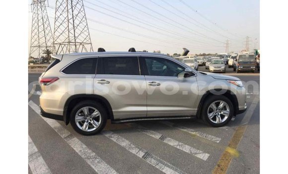Acheter Import Voiture Toyota Highlander Beige à Import - Dubai, Benin Acheter Import Voiture Toyota Highlander Beige à Import - Dubai, Benin