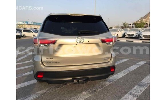 Acheter Import Voiture Toyota Highlander Beige à Import - Dubai, Benin Acheter Import Voiture Toyota Highlander Beige à Import - Dubai, Benin