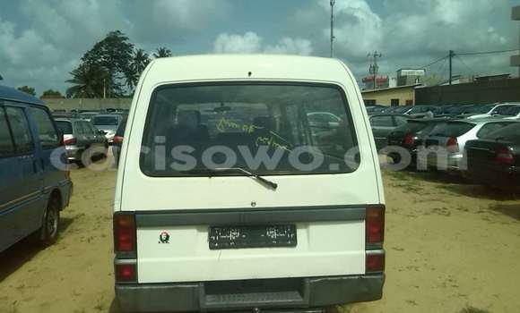 Acheter Occasion Voiture Mazda 323 Blanc à Porto Novo, Benin Acheter Occasion Voiture Mazda 323 Blanc à Porto Novo, Benin
