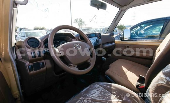 Acheter Import Voiture Toyota Land Cruiser Beige à Import - Dubai, Benin Acheter Import Voiture Toyota Land Cruiser Beige à Import - Dubai, Benin