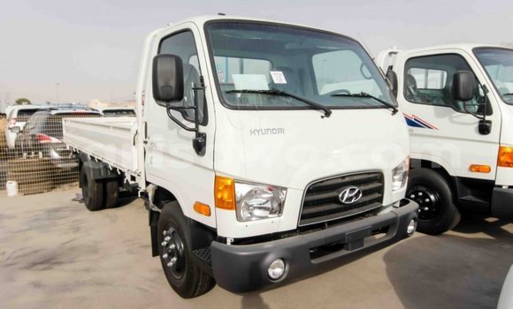 Sayi Imported Hyundai Chorus White Babbar mota in Import - Dubai a Benin