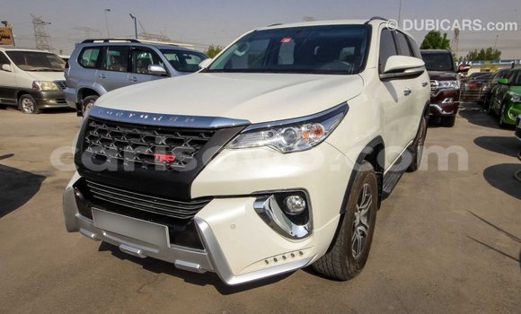 Acheter Import Voiture Toyota Fortuner Blanc à Import - Dubai, Benin Acheter Import Voiture Toyota Fortuner Blanc à Import - Dubai, Benin