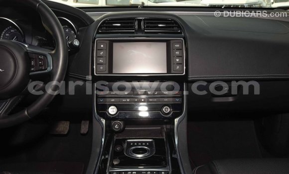 Acheter Import Voiture Jaguar XE Rouge à Import - Dubai, Benin Acheter Import Voiture Jaguar XE Rouge à Import - Dubai, Benin