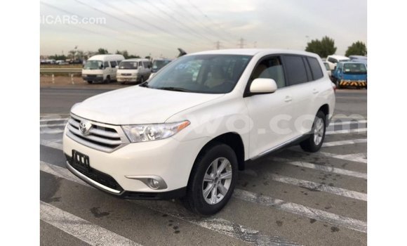 Acheter Import Voiture Toyota Highlander Blanc à Import - Dubai, Benin Acheter Import Voiture Toyota Highlander Blanc à Import - Dubai, Benin