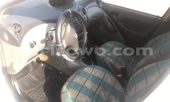 Ra Àlòkù Toyota Yaris funfun Ọkọ̀ in Cotonou ni Benin Ra Àlòkù Toyota Yaris funfun Ọkọ̀ in Cotonou ni Benin