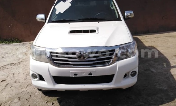 Ra Àlòkù Toyota Hilux funfun Ọkọ̀ in Cotonou ni Benin Ra Àlòkù Toyota Hilux funfun Ọkọ̀ in Cotonou ni Benin