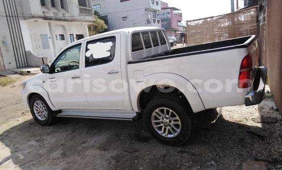 Ra Àlòkù Toyota Hilux funfun Ọkọ̀ in Cotonou ni Benin Ra Àlòkù Toyota Hilux funfun Ọkọ̀ in Cotonou ni Benin