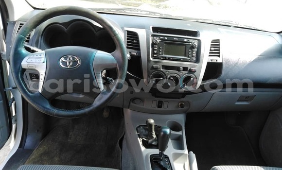 Ra Àlòkù Toyota Hilux funfun Ọkọ̀ in Cotonou ni Benin Ra Àlòkù Toyota Hilux funfun Ọkọ̀ in Cotonou ni Benin