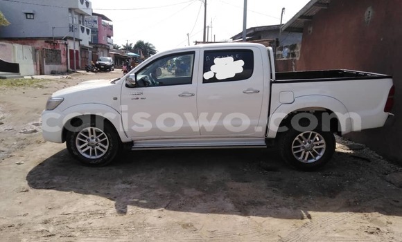Ra Àlòkù Toyota Hilux funfun Ọkọ̀ in Cotonou ni Benin Ra Àlòkù Toyota Hilux funfun Ọkọ̀ in Cotonou ni Benin