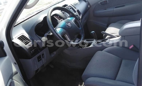 Ra Àlòkù Toyota Hilux funfun Ọkọ̀ in Cotonou ni Benin Ra Àlòkù Toyota Hilux funfun Ọkọ̀ in Cotonou ni Benin