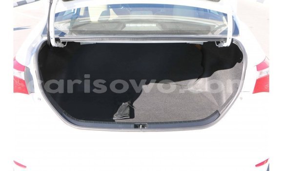 Acheter Import Voiture Toyota Corolla Blanc à Import - Dubai, Benin Acheter Import Voiture Toyota Corolla Blanc à Import - Dubai, Benin