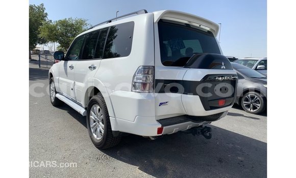 Acheter Import Voiture Mitsubishi Pajero Blanc à Import - Dubai, Benin Acheter Import Voiture Mitsubishi Pajero Blanc à Import - Dubai, Benin