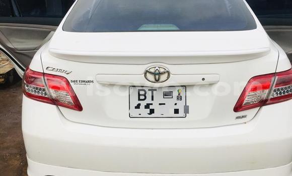 Ra Àlòkù Toyota Camry funfun Ọkọ̀ in Cotonou ni Benin Ra Àlòkù Toyota Camry funfun Ọkọ̀ in Cotonou ni Benin