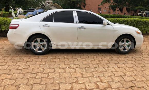 Ra Àlòkù Toyota Camry funfun Ọkọ̀ in Cotonou ni Benin Ra Àlòkù Toyota Camry funfun Ọkọ̀ in Cotonou ni Benin