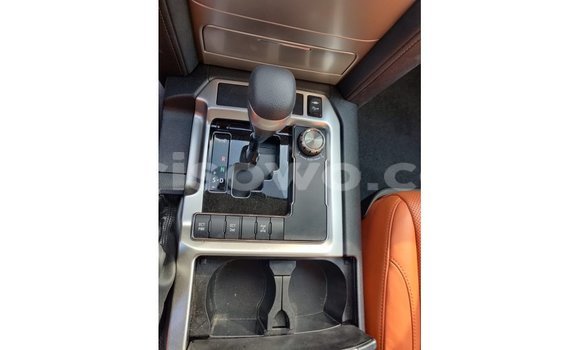 Acheter Import Voiture Toyota Land Cruiser Blanc à Import - Dubai, Benin Acheter Import Voiture Toyota Land Cruiser Blanc à Import - Dubai, Benin