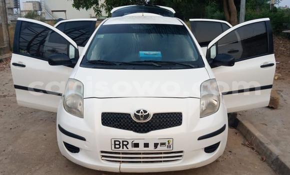 Ra Àlòkù Toyota Yaris funfun Ọkọ̀ in Cotonou ni Benin Ra Àlòkù Toyota Yaris funfun Ọkọ̀ in Cotonou ni Benin