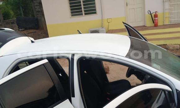 Ra Àlòkù Toyota Yaris funfun Ọkọ̀ in Cotonou ni Benin Ra Àlòkù Toyota Yaris funfun Ọkọ̀ in Cotonou ni Benin
