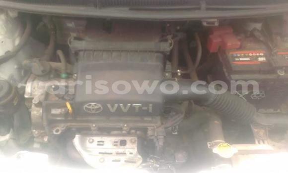 Ra Àlòkù Toyota Yaris funfun Ọkọ̀ in Cotonou ni Benin Ra Àlòkù Toyota Yaris funfun Ọkọ̀ in Cotonou ni Benin