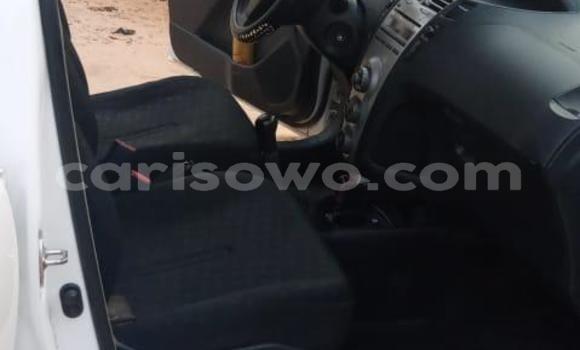 Ra Àlòkù Toyota Yaris funfun Ọkọ̀ in Cotonou ni Benin Ra Àlòkù Toyota Yaris funfun Ọkọ̀ in Cotonou ni Benin