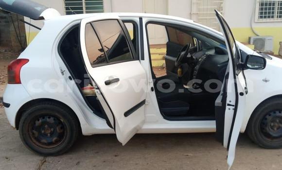 Ra Àlòkù Toyota Yaris funfun Ọkọ̀ in Cotonou ni Benin Ra Àlòkù Toyota Yaris funfun Ọkọ̀ in Cotonou ni Benin