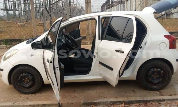 Ra Àlòkù Toyota Yaris funfun Ọkọ̀ in Cotonou ni Benin Ra Àlòkù Toyota Yaris funfun Ọkọ̀ in Cotonou ni Benin