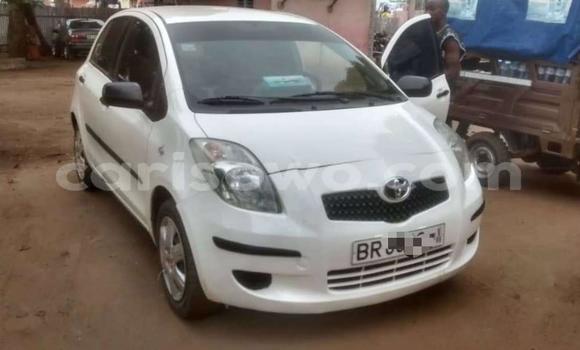 Ra Àlòkù Toyota Yaris funfun Ọkọ̀ in Cotonou ni Benin Ra Àlòkù Toyota Yaris funfun Ọkọ̀ in Cotonou ni Benin