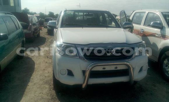 Sayi Na hannu Toyota Hilux White Mota in Cotonou a Benin Sayi Na hannu Toyota Hilux White Mota in Cotonou a Benin