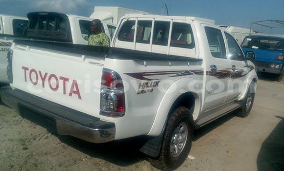 Sayi Na hannu Toyota Hilux White Mota in Cotonou a Benin Sayi Na hannu Toyota Hilux White Mota in Cotonou a Benin