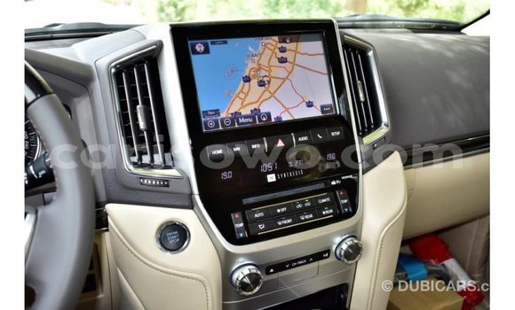 Acheter Import Voiture Toyota Land Cruiser Blanc à Import - Dubai, Benin Acheter Import Voiture Toyota Land Cruiser Blanc à Import - Dubai, Benin