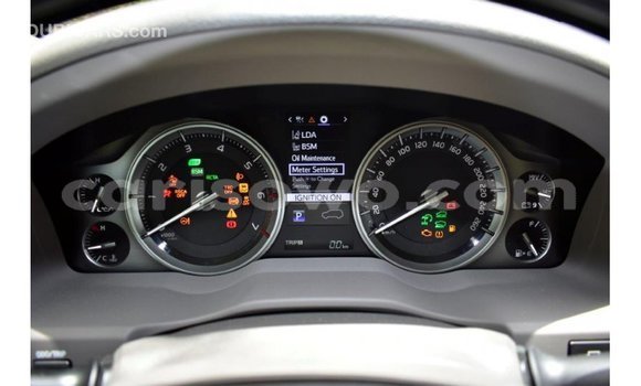 Acheter Import Voiture Toyota Land Cruiser Blanc à Import - Dubai, Benin Acheter Import Voiture Toyota Land Cruiser Blanc à Import - Dubai, Benin