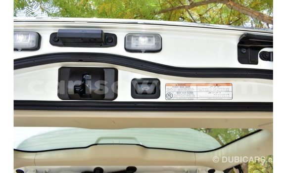 Acheter Import Voiture Toyota Land Cruiser Blanc à Import - Dubai, Benin Acheter Import Voiture Toyota Land Cruiser Blanc à Import - Dubai, Benin