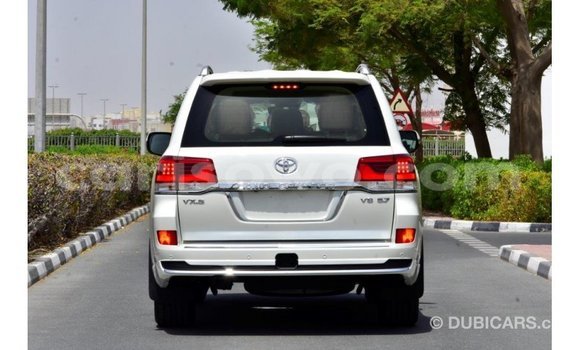 Acheter Import Voiture Toyota Land Cruiser Blanc à Import - Dubai, Benin Acheter Import Voiture Toyota Land Cruiser Blanc à Import - Dubai, Benin
