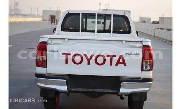 Acheter Import Voiture Toyota Hilux Blanc à Import - Dubai, Benin Acheter Import Voiture Toyota Hilux Blanc à Import - Dubai, Benin