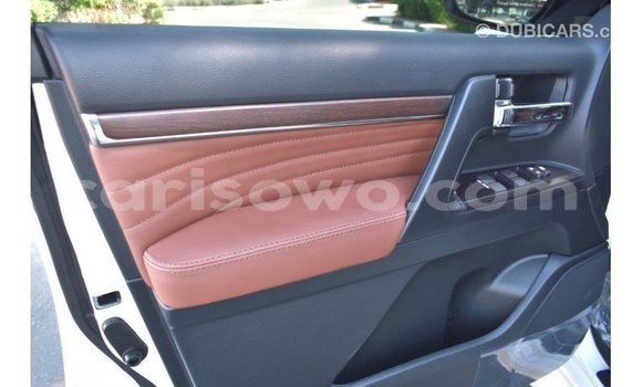 Acheter Import Voiture Toyota Land Cruiser Blanc à Import - Dubai, Benin Acheter Import Voiture Toyota Land Cruiser Blanc à Import - Dubai, Benin