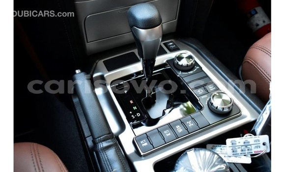 Acheter Import Voiture Toyota Land Cruiser Blanc à Import - Dubai, Benin Acheter Import Voiture Toyota Land Cruiser Blanc à Import - Dubai, Benin