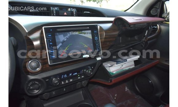 Acheter Import Voiture Toyota Hilux Noir à Import - Dubai, Benin Acheter Import Voiture Toyota Hilux Noir à Import - Dubai, Benin