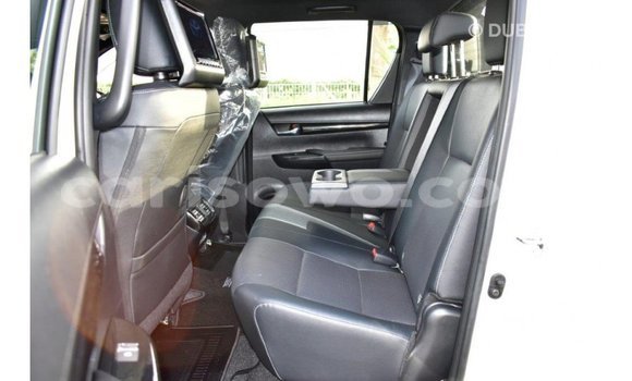 Acheter Import Voiture Toyota Hilux Blanc à Import - Dubai, Benin Acheter Import Voiture Toyota Hilux Blanc à Import - Dubai, Benin