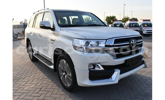 Sayi Imported Toyota Land Cruiser White Mota in Import - Dubai a Benin Sayi Imported Toyota Land Cruiser White Mota in Import - Dubai a Benin