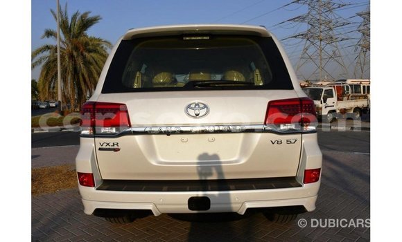 Sayi Imported Toyota Land Cruiser White Mota in Import - Dubai a Benin Sayi Imported Toyota Land Cruiser White Mota in Import - Dubai a Benin