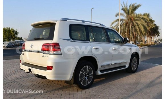 Sayi Imported Toyota Land Cruiser White Mota in Import - Dubai a Benin Sayi Imported Toyota Land Cruiser White Mota in Import - Dubai a Benin