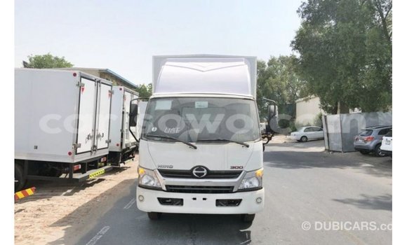 Sayi Imported Hino 300 Series White Babbar mota in Import - Dubai a Benin Sayi Imported Hino 300 Series White Babbar mota in Import - Dubai a Benin