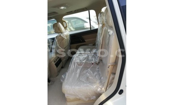 Sayi Imported Toyota Land Cruiser White Mota in Import - Dubai a Benin Sayi Imported Toyota Land Cruiser White Mota in Import - Dubai a Benin