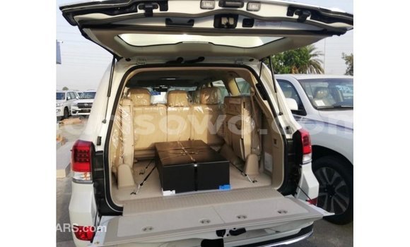 Sayi Imported Toyota Land Cruiser White Mota in Import - Dubai a Benin Sayi Imported Toyota Land Cruiser White Mota in Import - Dubai a Benin