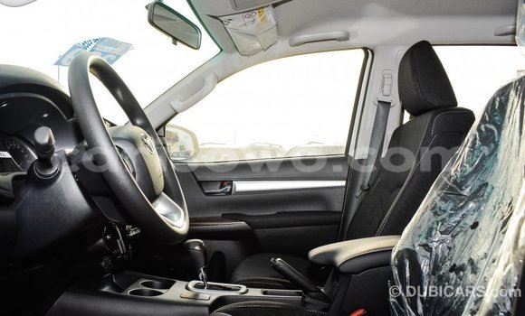 Sayi Imported Toyota Hilux White Mota in Import - Dubai a Benin Sayi Imported Toyota Hilux White Mota in Import - Dubai a Benin