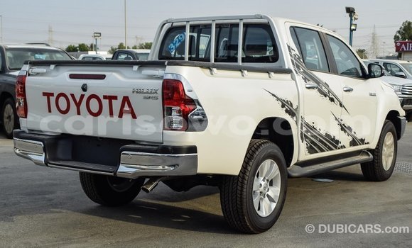 Sayi Imported Toyota Hilux White Mota in Import - Dubai a Benin Sayi Imported Toyota Hilux White Mota in Import - Dubai a Benin